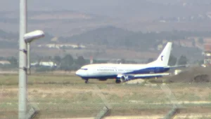 לאחר שעות של מתח: מטוס עם קרע בגלגל נחת בנתב"ג בשלום