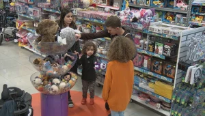 מה קרה כשילדה ענייה ביקשה מאחיה בובה בחנות צעצועים?