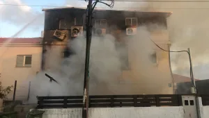 חשד להצתת ביתה של הגננת שתועדה מתעללת בילדים בראש העין