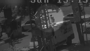 ירה, החטיא - והחל לדקור: ניסיון חיסול לעיני המצלמות • תיעוד