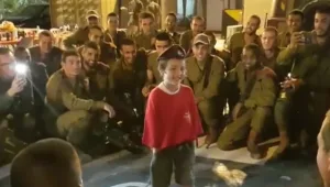 אהבה – וצייתנות: כך גומלת פלוגה לילד שמחלק לה ממתקים • צפו