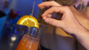 עדות נגד הרופא: "הרגשתי מטושטשת בבר – לא יכולתי להתנגד"