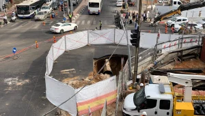 בולען נפער ברחוב ז'בוטינסקי ברמת גן: נבדק קשר לעבודות הרכבת