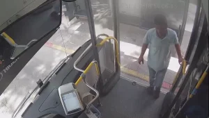 תיעוד: פדופיל מורשע מסתובב ברחוב ללא פיקוח - ותוקף ילדים