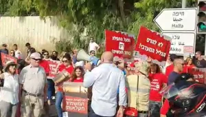 כאלף איש הפגינו נגד הקמת מתקן התפלה בצפון; צומת ראשי נחסם
