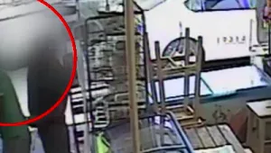 אישום: נעמד מאחורי לקוח בקיוסק - ושבר בקבוק על ראשו • תיעוד