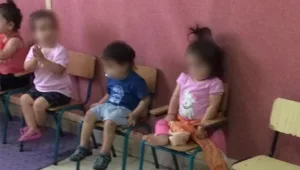 במשטרה בודקים תלונה על פעוטה שנקשרה לכיסא במעון בצפון