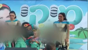 "אבא עושה כלים": הילדה שהביכה את הוריה והפכה כוכבת רשת