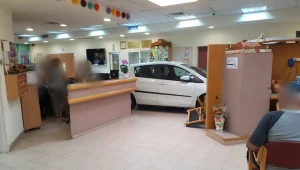 נהגת איבדה שליטה על רכבה - ודהרה לתוך בית אבות • תיעוד