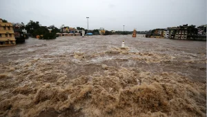 לאחר ששיטפון חסם הדרכים: שחה 2.5 ק"מ כדי להשתתף בתחרות אגרוף