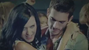 שחקן שהשתתף בקליפ של קייטי פרי טוען: היא הטרידה אותי מינית