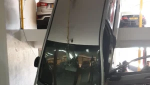 תיעוד: בן 86 התבלבל בין הדוושות - ורכבו נפל קומה בחניון
