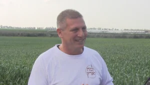 ממדים ירוקים לבגדי פועל: איש הצבא שעזב הכל והתחיל לטחון חיטה