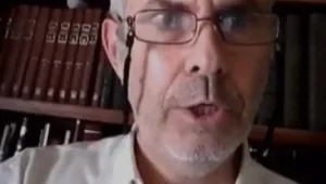 סרבן הגט שקבורת אמו עוכבה: "הרבנות מושחתת – הגט מחכה בארה"ב"