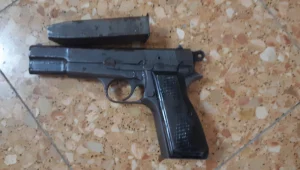 סבתא, בן ונכד נעצרו בחשד להחזקת אמצעי לחימה וסמים