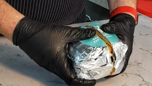 המטורף של השכונה: כולם באים לטעום את ההמבורגר הזה בגלל מה שקורה כשחותכים את הלחמנייה