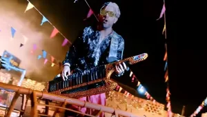 צ'יקן מסאלה: הקליפ שסידר להוד מושונוב חוזה חלומי בהודו