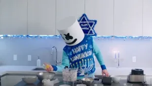 לביבת מרשמלו: כוכב המוזיקה האלקטרונית במחווה לחנוכה