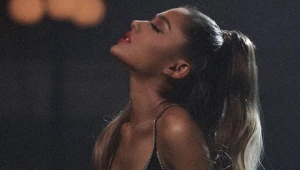 נקמה מתוקה: אריאנה גרנדה לוהטת מתמיד אחרי ביטול האירוסים