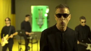 השילוש הקדוש של הרוק? מוניקה סקס מפתיעה בשיר חדש