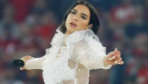 תיעוד: מעריצים של דואה ליפה מועפים בכוח מהופעה