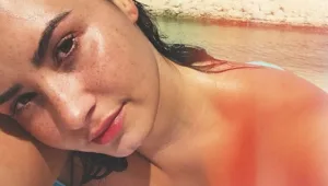 "מחכה לשדים שיבואו": השירים של דמי לובאטו שרמזו על מצבה הקשה