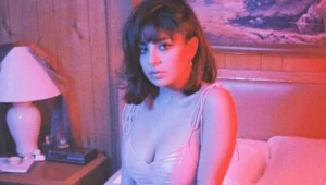 בחמש לפנות בוקר: צ'ארלי XCX סקסית יותר מתמיד