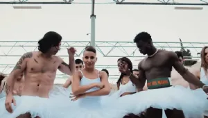 אחרי "מאמו": סטפן חובר לסקאזי (ולרקדנית בלט!) בשיר חדש