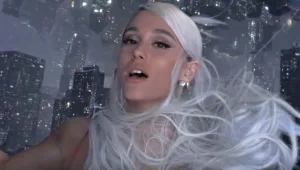 אריאנה גרנדה מפתיעה עם קליפ מקורי