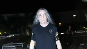 צביקה פיק חש ברע בטיסה לארץ - ואושפז בווינה לבדיקות רפואיות