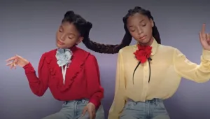 צמד האחיות הוויראליות שהפכו לסיפור סינדרלה עולמי