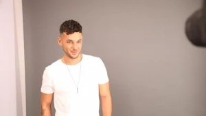 דוגמן צמרת: ישראל אוגלבו עושה פוזות למצלמה