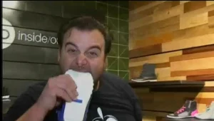 צפו: ירון ברלד תוקף עובד במה