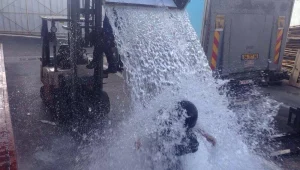 גיא לרר, מנחה צינור לילה עושה את אתגר הקרח