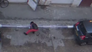 בתגובה לפרשת החנייה בת"א: גדי וילצ'רסקי צובע מדרכה לאפור