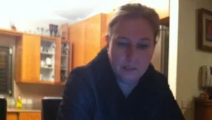 ציפי לבני מדגימה איך אוכלים קרמבו ומשאירים אותו שלם