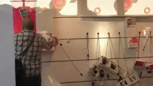 שווה צפייה: לקוח זועם מחריב סניף של חברת סלולר
