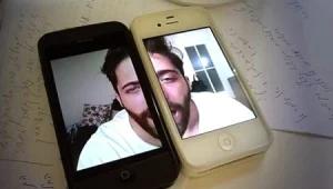 שווה צפייה: תום אבני מפתיע עם קליפ אייפון מבריק