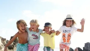 אופס: גבר עירום אינו פרזנטור מוצלח לקמפיין בגדי ילדים