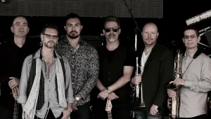 להקת "דם, יזע ודמעות" מגיעים להופעה בישראל