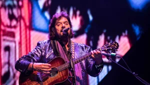 אלן פרסונס הדגים אמש בהופעה בתל אביב איך עושים היסטוריה על הבמה