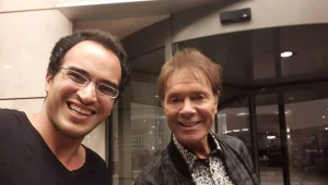 שבירת גיטרה והומור, אבל בלי הלהיטים המוכרים: כך נראתה ההופעה של קליף ריצ'ארד בישראל