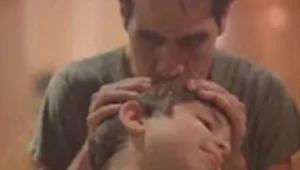 "נושם אותך קרוב ומתחיל לדמוע": אביב גפן מקדיש שיר לבנו דילן בקליפ אישי ומרגש