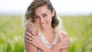 "לא היה לי אומץ להיות מי שאני": מיילי סיירוס נחשפת