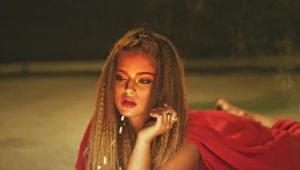 מה קורה מאחורי הקלעים של הקליפ החדש של נועה קירל, "בא לי אותך"? יש לנו הצצה