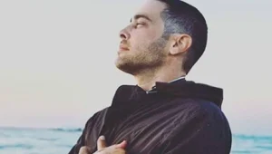 "הים בלע אותך מתוך געגוע": ארקדי דוכין כתב שיר לאמיר פרישר גוטמן