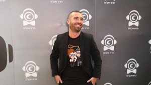 "החיים הפכו אותי למשוגע עלייך": עומר אדם מאוהב