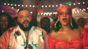 למה לא הוזמנו? ריהאנה ודי.ג'יי חאלד במסיבת רחוב ספרדית