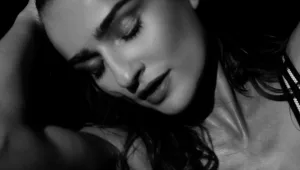 "ילד או גבר": אנייה בוקשטיין לוהטת בקליפ חדש