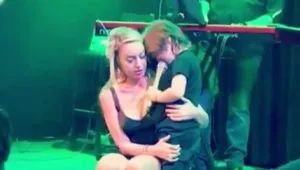 נמסנו! כשלני בן ה-4 עלה לבמה לשיר עם אמא מאיה בוסקילה